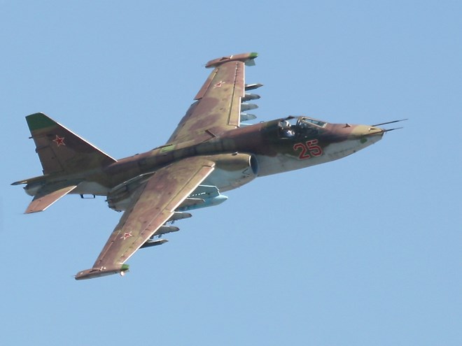 Phiên bản huấn luyện 2 chỗ Su-25UB cũng được chế tạo, bao gồm một số nhỏ AVMF có tên gọi là Su-25UTG.